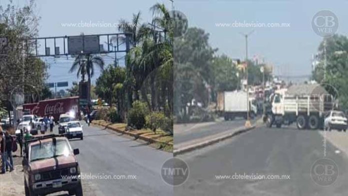 Atraviesan camiones en la Apatzingán-Nueva Italia