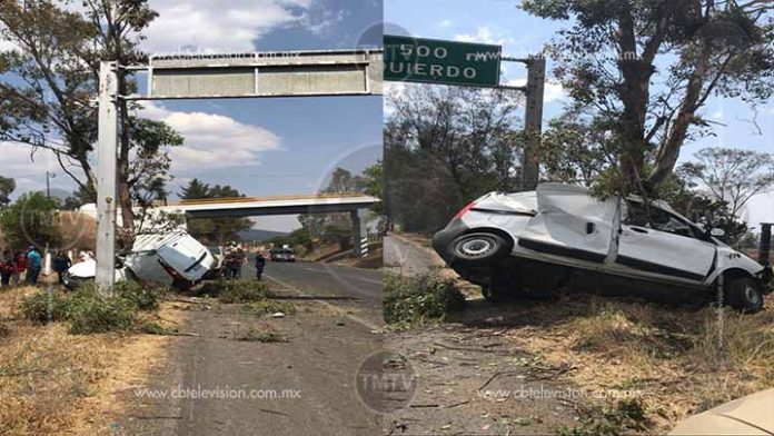 Dos muertos al chocar camioneta con un árbol en la Pátzcuaro-Morelia