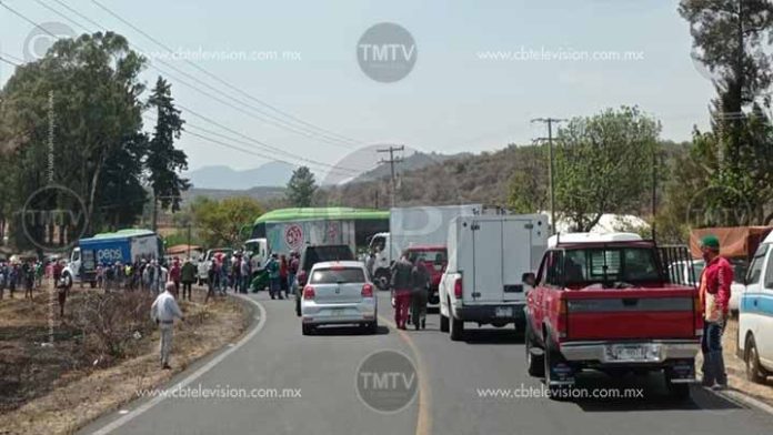 Comuneros de Santa Fe de la Laguna bloquean la carretera a Morelia