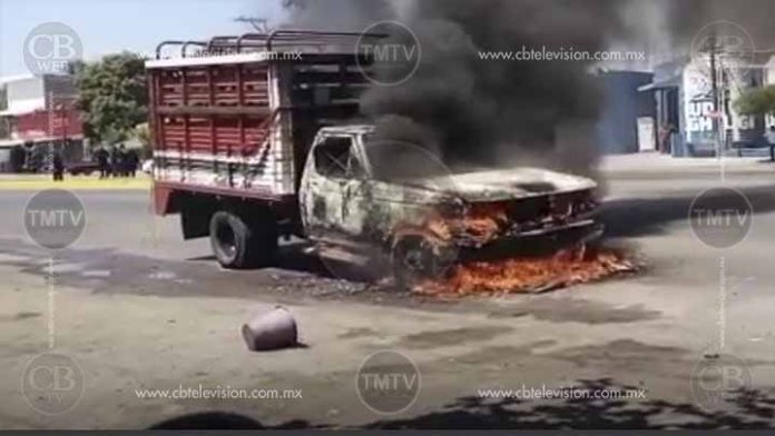 Falla mecánica incendia camioneta en Apatzingán