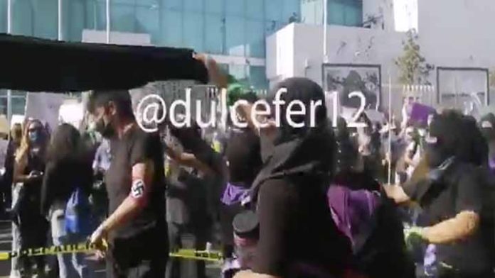 Hombre con símbolo nazi agrede a manifestantes en Puebla