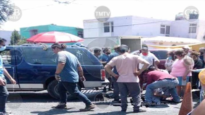 Mujer cae a una alcantarilla; ayuntamiento de Morelia nunca la reparó