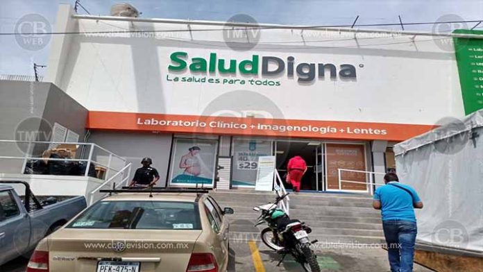 Adulto mayor muere al pie de una clínica de Morelia