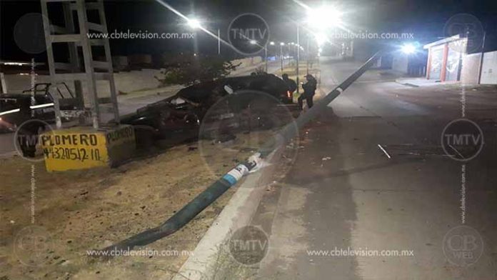 Dos adolescentes muertos tras volcar su camioneta en Morelia