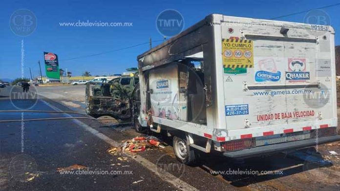 Se incendia camioneta de Pepsico en Lázaro Cárdenas