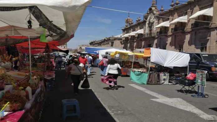 No hay tolerancia para comercio ambulante dentro del plantón de la CNTE, pero la autoridad no los retira