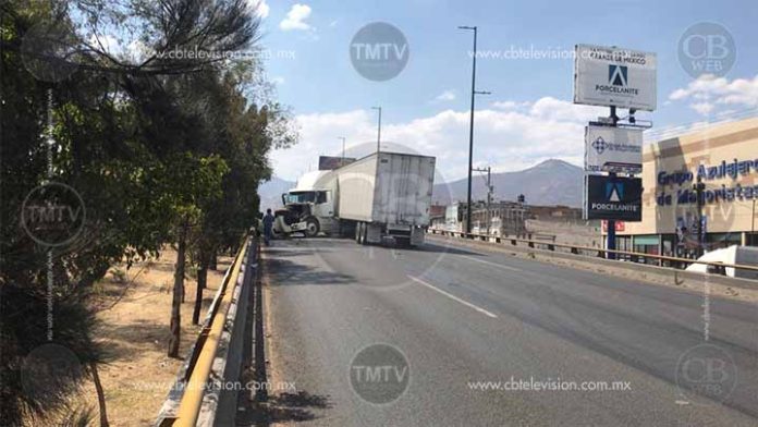 Trailer queda atravesado en el libramiento de Morelia