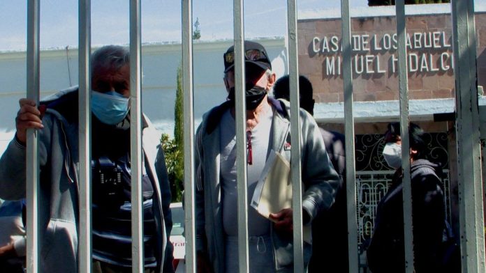 Abuelitos denuncian malos tratos en Asilo, los tienen encerrados