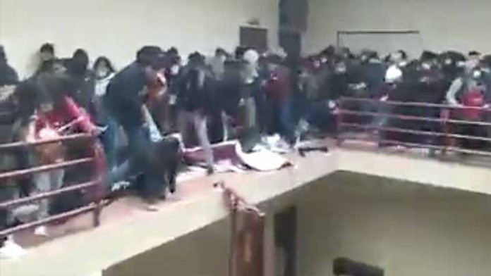 Tragedia en Bolivia, estudiantes caen de un quinto piso