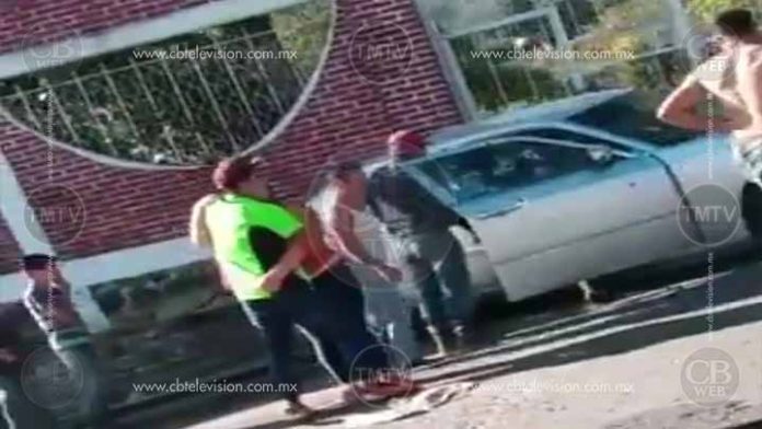 Rafaguean automóvil y mueren dos personas en Uruapan