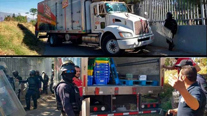 Normalistas secuestran camión de OXXO, con mercancía de más de 200 mil pesos