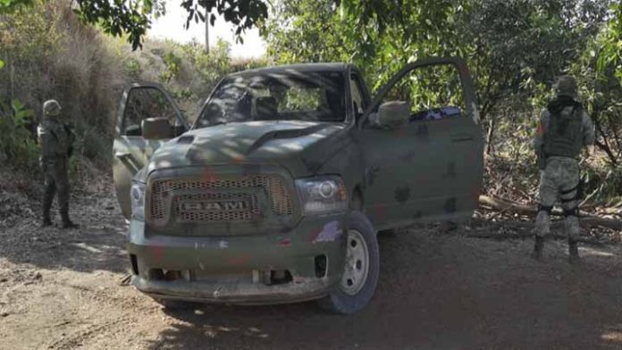 Decomisan replica de camioneta militar en Parácuaro