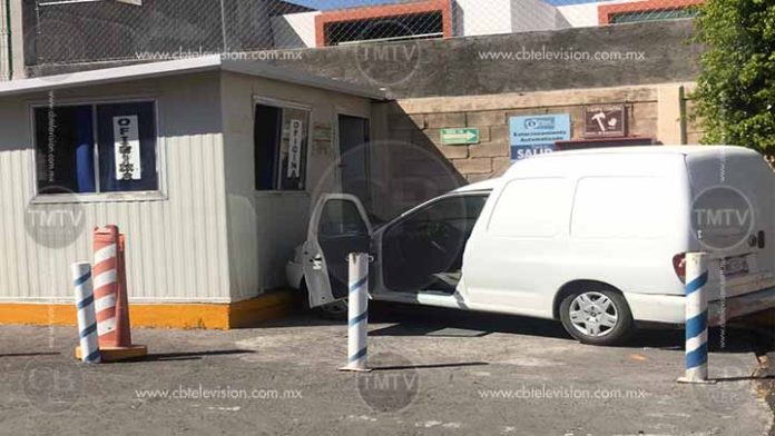 “Lo que faltaba”, camioneta choca en estacionamiento de Suburbia