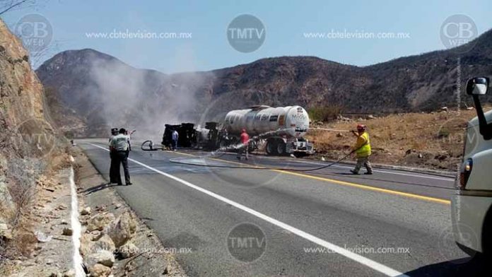Abren circulación en la Siglo XXI tras volcadura de pipa con gasolina