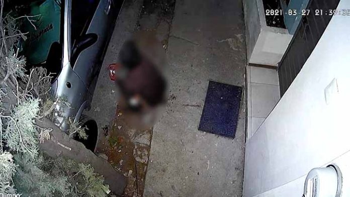 Surge #LadyMiados en Morelia; mujer orina afuera de la casa de su vecina