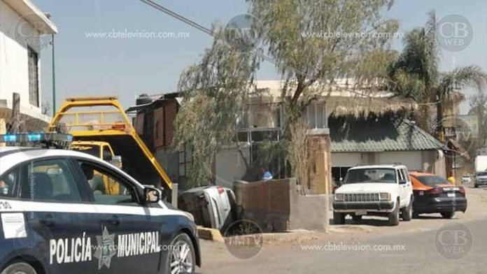 Auto termina en un canal de aguas negras en Morelia
