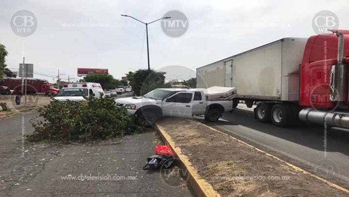 Trailer embiste dos camionetas en la salida a Charo
