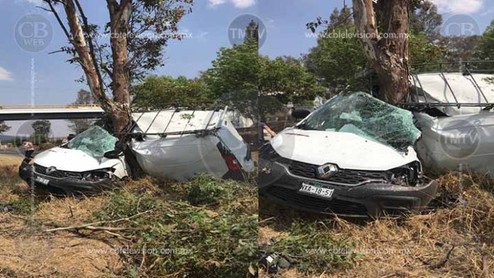 Destruye su camioneta con un árbol en la Pátzcuaro-Morelia