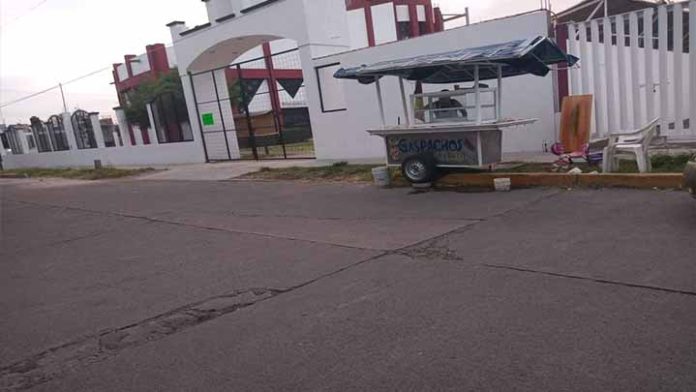 Le roban su carrito de fruta, su único sustento económico