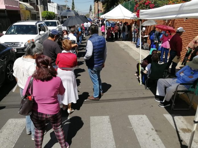 Empleados municipales, incluido el presidente de Morelia reciben vacuna contra Covid-19