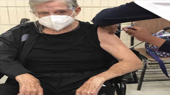 El actor Héctor Bonilla y su esposa se vacunan contra Covid-19