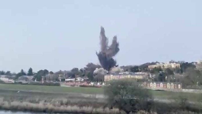 Explota bomba de la segunda Guerra Mundial en Inglaterra