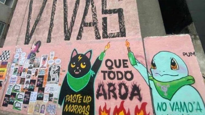 Morena tapa murar de feminista ante protesta en CDMX
