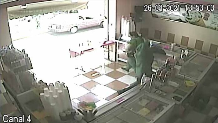 Hombre golpea con piedras a trabajadoras de una paletería en Morelia
