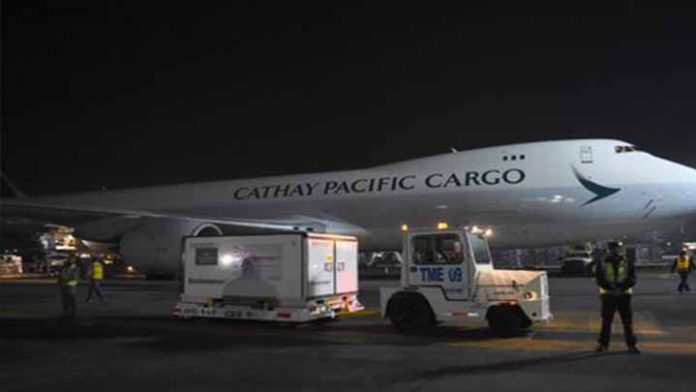 Llega a México vuelo procedente de China con 65 mil vacunas de CanSino