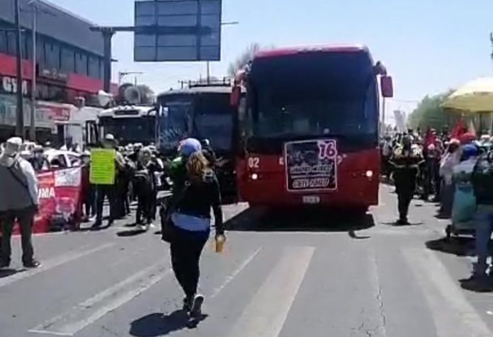 Estado adeuda mil millones de pesos al sector educativo: CNTE bloquea carreteras en Michoacán