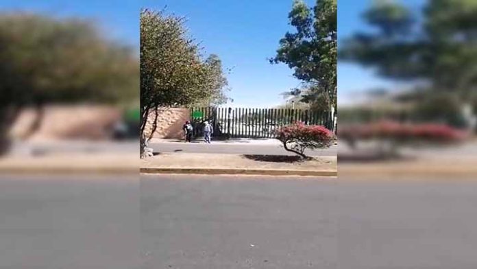 Abuelitos llegan a los módulos de vacunación, nadie les avisó sobre la suspensión