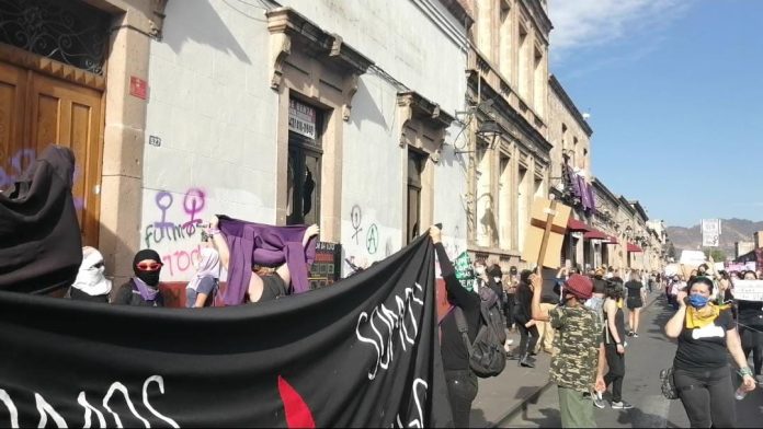 Marcha feminista deja ventanas rotas y edificios rayados