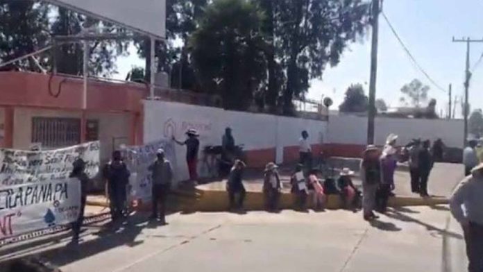 Poblanos piden la salida de la empresa Bonafont de sus municipios
