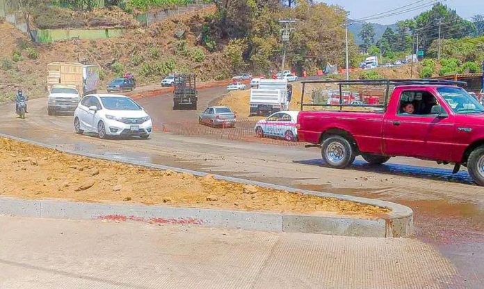 Reabren circulación en carril modernizado del Acceso Norponiente a Uruapan