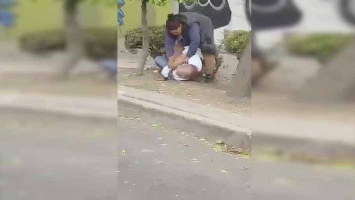 Indignante; Mujer golpea brutalmente a hombre de la tercera edad