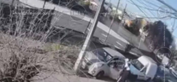 Madre entrega a su hijo luego de que robara un auto