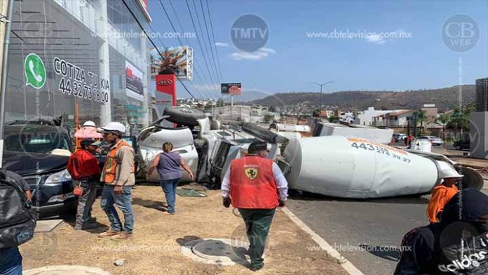 Camión revolvedora de concreto vuelca y choca una camioneta en Morelia