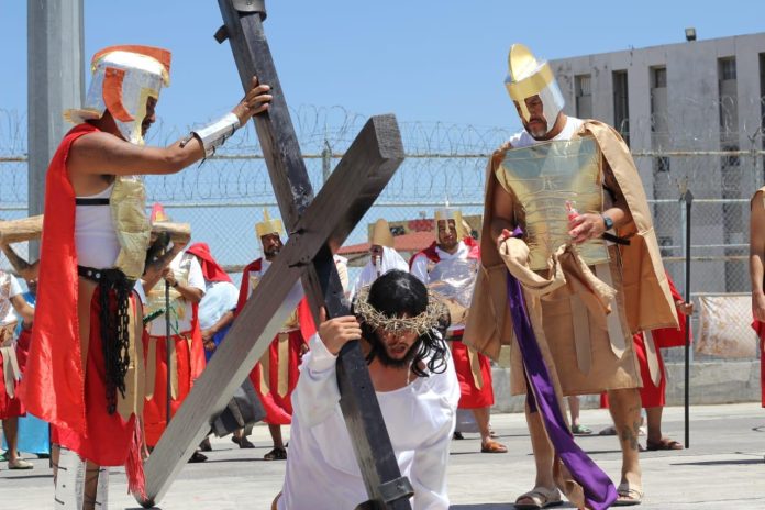 En los centros penitenciarios realizaron el tradicional viacrucis a puerta cerrada