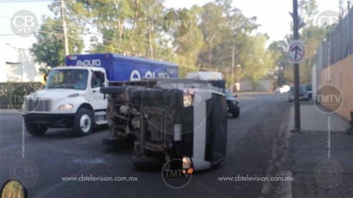 Vuelca camioneta en la Ciudad Industrial de Morelia