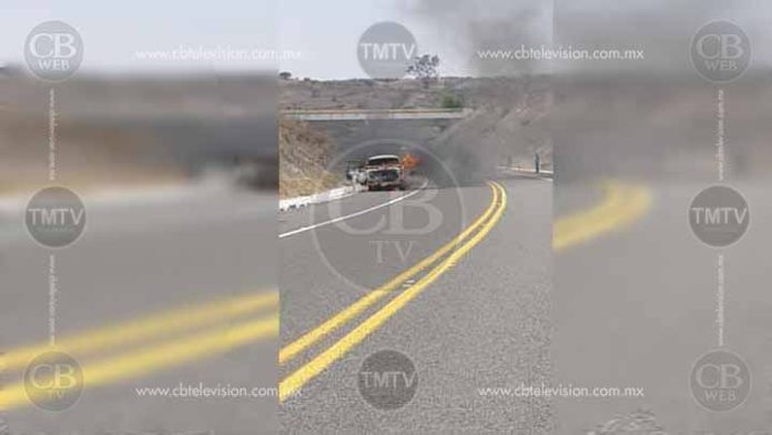 Combi arde en llamas en la pista al Aeropuerto de Morelia