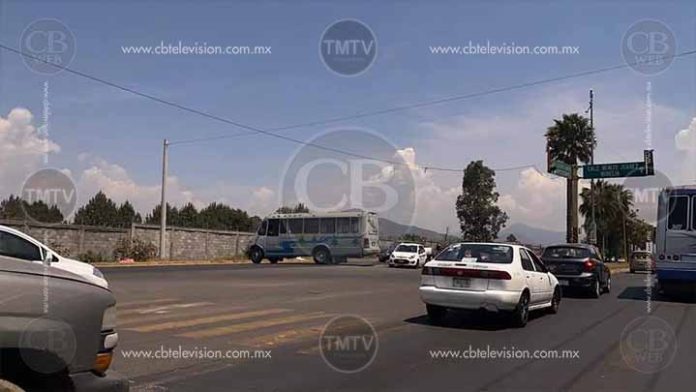 Sicarios atraviesan camiones en el libramiento de Uruapan