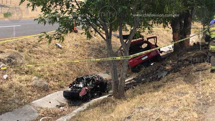 Una fémina muerta y un herido deja volcadura en la Pátzcuaro-Morelia