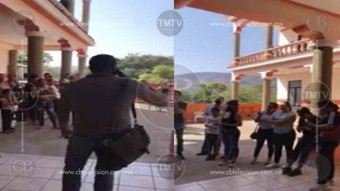 Profesores y habitantes toman alcaldía de Aguililla