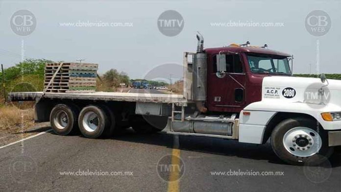 De nueva cuenta bloqueos carreteros en Apatzingán