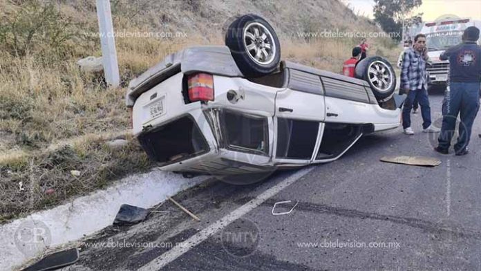 Vuelca camioneta en Atapaneo