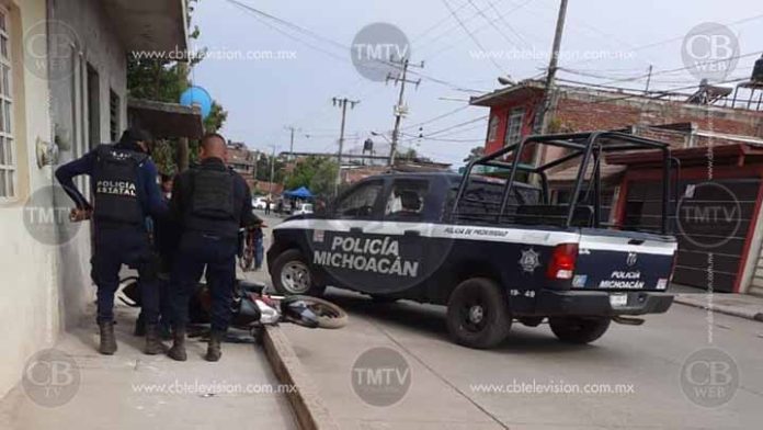 Policía Michoacán atropella, golpea y esposa a un motociclista en Uruapan