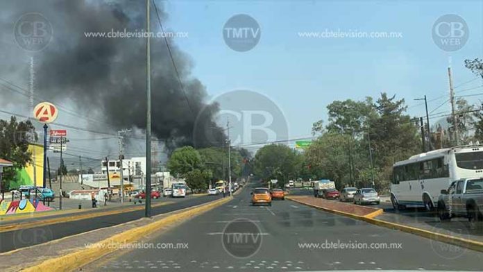 Se quema basura y tubos debajo del puente de Madero Poniente