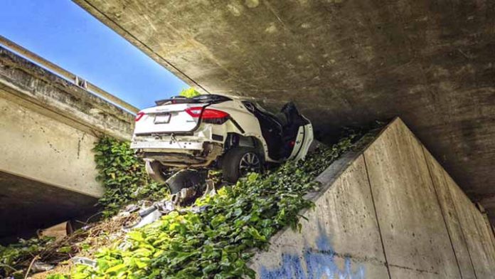 Destroza el automóvil de su novia al querer huir de la policía