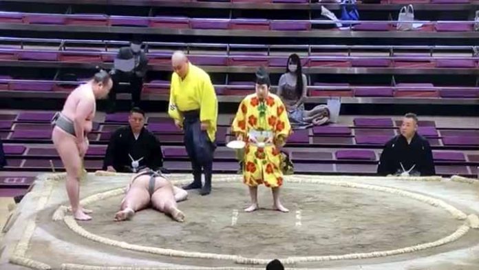 Luchador de sumo muere en combate por golpe en la cabeza