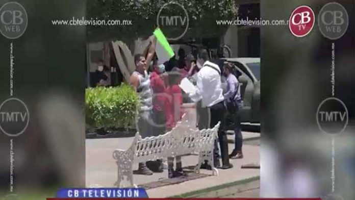 Suspenden el pago de profesor agredido por Silvano en Aguililla